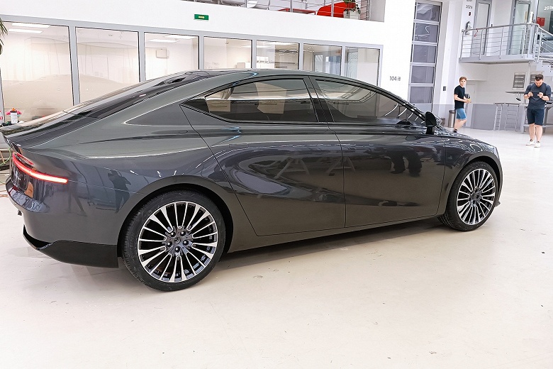 Большой российский седан седан&nbsp;D-класса &laquo;Молния&raquo; впервые показали вживую